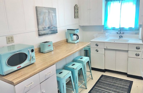 Gloria Glens Park Cottage | Cozy Cottage 2BR Queen Families Workers Nurses