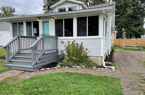 Gloria Glens Park Cottage | Cozy Cottage 2BR Queen Families Workers Nurses