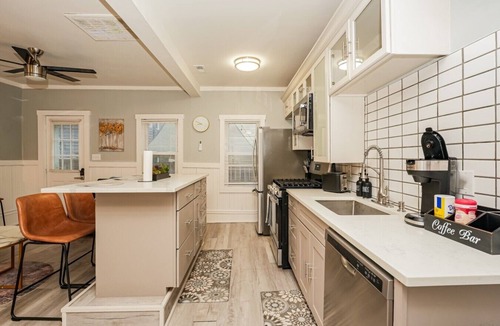 Detroit - Shoreway Cottage | Cozy Cottage on 47th, near Downtown and Lake Erie