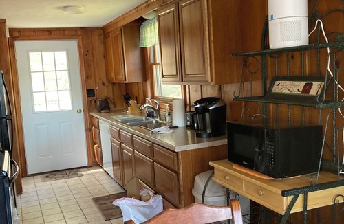 Weare Cottage | Cozy Cottage on Quiet Lake