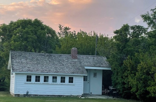Rockglen Cottage | Cozy Cottage on the Farm! Getaway an enjoy nature and the Dark Sky.