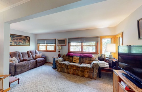 South Hero Cottage | Cozy Cottage with Dock, Kayaks, & Canoe - Come Enjoy Lakeside Living