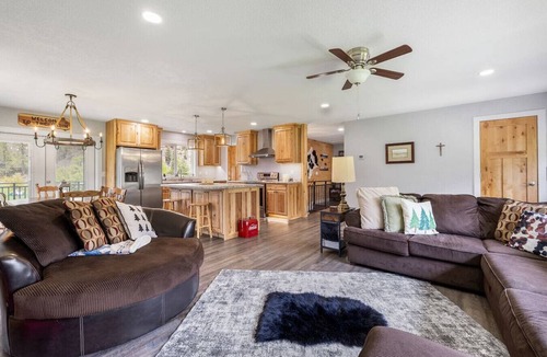 Rimrock Apartment | Cozy Creekside Cabin