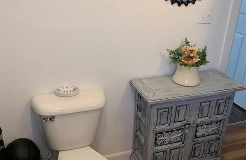Cleveland Apartment | Cozy Daisy 2 Bedrooms With Patio, Wi-Fi, Parking & Self Check In