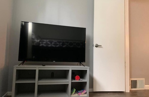 Cleveland Apartment | Cozy Daisy 2 Bedrooms With Patio, Wi-Fi, Parking & Self Check In