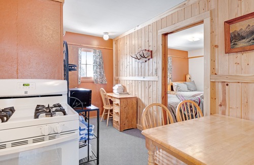 South Fork Cabin | Cozy dog-friendly lodge with kitchen, entertainment, ski access & shared grill