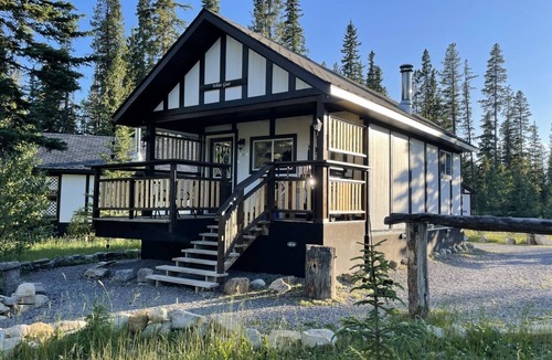 Nordegg House | Cozy Fireside Cottage - White Goat