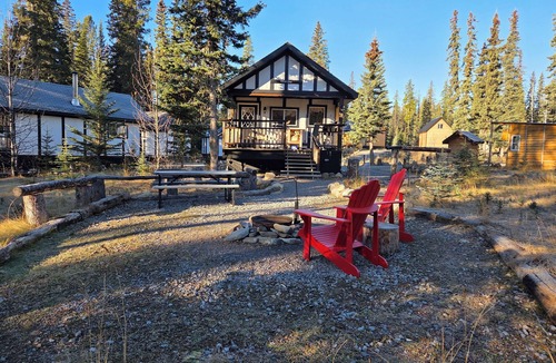 Nordegg House | Cozy Fireside Cottage - White Goat