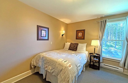 Regional District of Nanaimo Hotel | Cozy Forest View Room with Double Bed - Rm 10