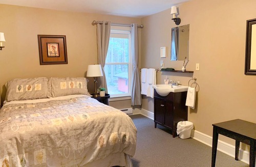 Regional District of Nanaimo Hotel | Cozy Forest View Room with Double Bed - Rm 10