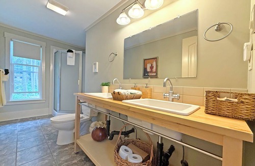 Regional District of Nanaimo Hotel | Cozy Forest View Room with Double Bed - Rm 9
