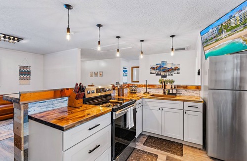 Jupiter Farms Cabin | Cozy, Gated, Hot Tub & Sauna, Playroom, Bar, Fenced-in Yard.