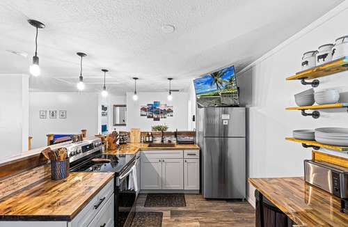 Jupiter Farms Cabin | Cozy, Gated, Hot Tub & Sauna, Playroom, Bar, Fenced-in Yard.