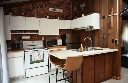 Lake Breeze Park House | Cozy Getaway in Madison- Near Lake, Wineries, and the Strip
