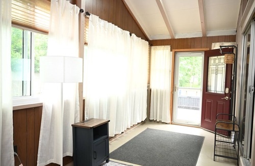 Lake Breeze Park House | Cozy Getaway in Madison- Near Lake, Wineries, and the Strip