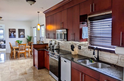 Parker Ridge House | Cozy Getaway mins from beach and downtown