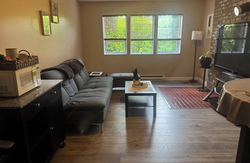 Regional District of Nanaimo House | Cozy guest suite, located centrally.