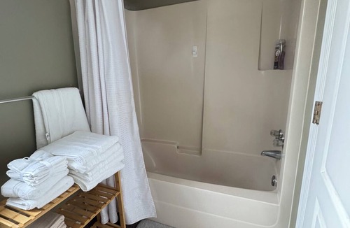 Regional District of Nanaimo House | Cozy guest suite, located centrally.