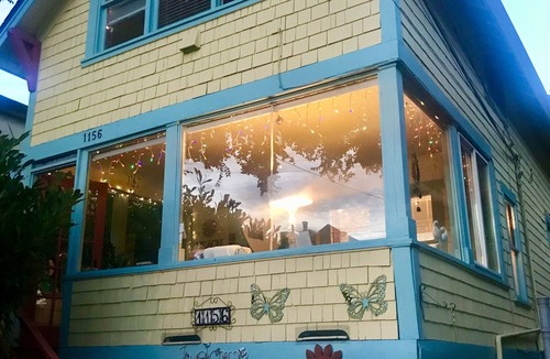 White Rock Cottage | Cozy Heritage Cottage - Steps to the Beach, Promenade, Restaurants, Shops