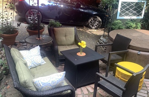 White Rock Cottage | Cozy Heritage Cottage - Steps to the Beach, Promenade, Restaurants, Shops