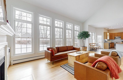 South Burlington House | Cozy home near park, deck, patio, bbq, soaking tub, TV, basketball, office, w/d