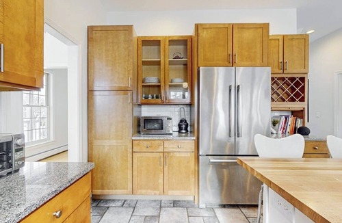 South Burlington House | Cozy home near park, deck, patio, bbq, soaking tub, TV, basketball, office, w/d