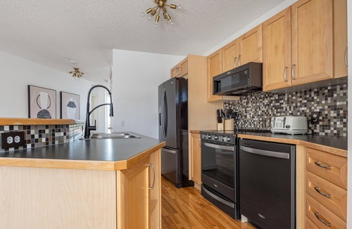 Tuscany House | Cozy Home w/Free Parking | Fireplace & Backyard | Sleeps 8 | Near Banff