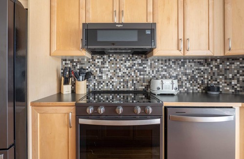 Tuscany House | Cozy Home w/Free Parking | Fireplace & Backyard | Sleeps 8 | Near Banff