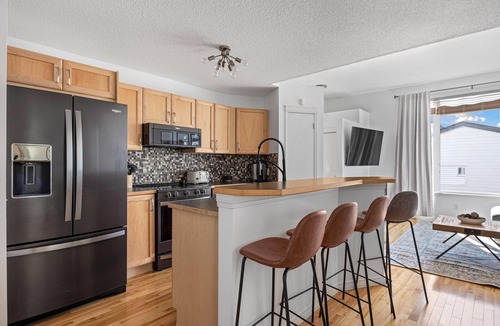 Tuscany House | Cozy Home w/Free Parking | Fireplace & Backyard | Sleeps 8 | Near Banff