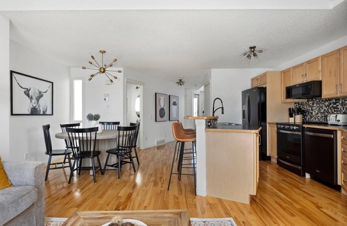 Tuscany House | Cozy Home w/Free Parking | Fireplace & Backyard | Sleeps 8 | Near Banff