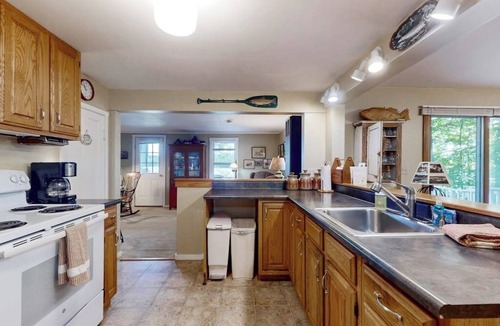 Castleton House | Cozy home with lake front property, views, bbq, dock, kayak, wifi, TV, w/d