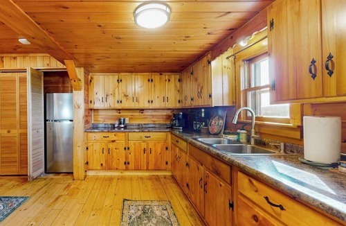 Glover House | Cozy house w/mountain views, large yard, firepit, wifi, jetted tub, TV, EV