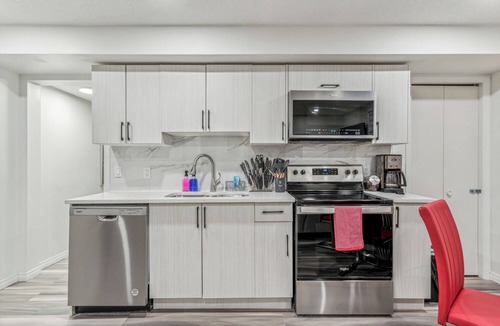 Hillhurst House | Cozy Kensington Suite | Sleeps 6 | 1BR + Sofa Bed