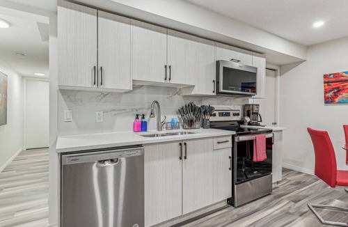 Hillhurst House | Cozy Kensington Suite | Sleeps 6 | 1BR + Sofa Bed