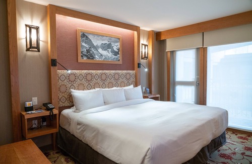 Banff Hotel | Cozy King Room in Downtown Banff