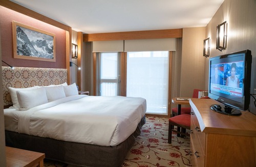 Banff Hotel | Cozy King Room in Downtown Banff