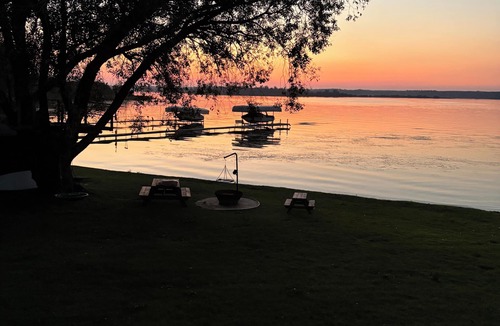 Silver Sands Cabin | Cozy Lake front family cabin