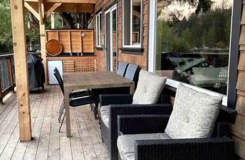 Shawnigan Lake Cottage | Cozy Lakefront Cottage