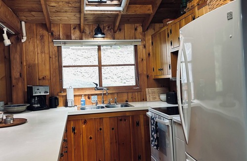 Mount Vernon Cabin | Cozy Lakefront Cabin on Echo Lake, Mount Vernon. Dock, fire pit, Pet-Friendly!