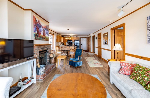 Newport Center Apartment | Cozy Lakeside Condo with Heated Pool!