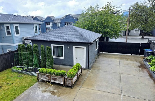 Port Moody House | Cozy Laneway House Near Skystrain, no share