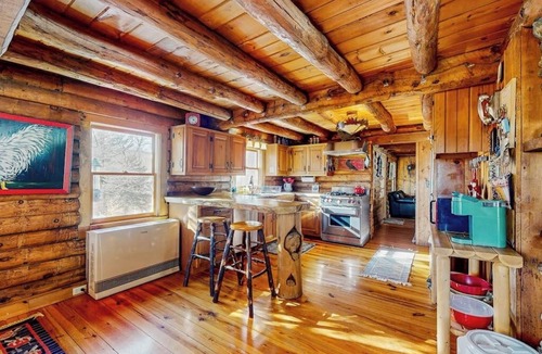 Bethel House | Cozy log cabin close to recreation, dog-friendly, balcony, BBQ, w/d, TVs, kayaks