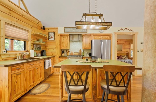 Black Hawk Cabin | Cozy Log Cabin w/Private Lake & State Park Access! Jacuzzi, Sauna, Kayaks!