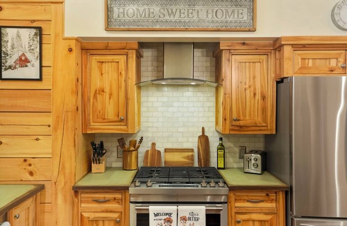 Black Hawk Cabin | Cozy Log Cabin w/Private Lake & State Park Access! Jacuzzi, Sauna, Kayaks!