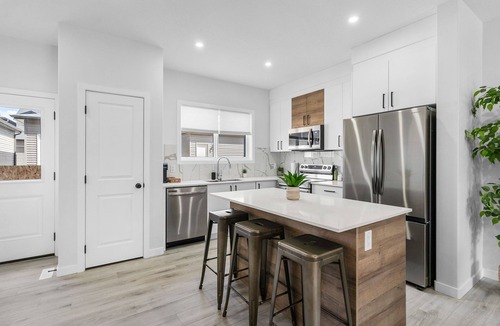 Northwest Edmonton House | Cozy| Luxury|AC| Near West Edmonton Mall |King Bed