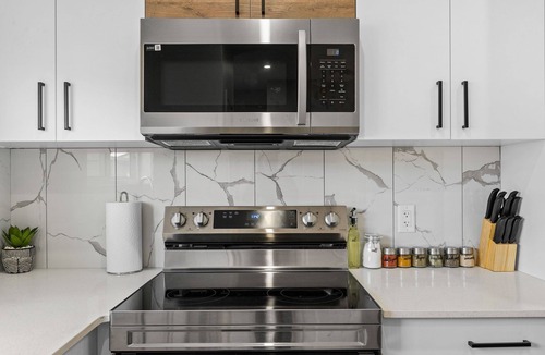 Northwest Edmonton House | Cozy| Luxury|AC| Near West Edmonton Mall |King Bed