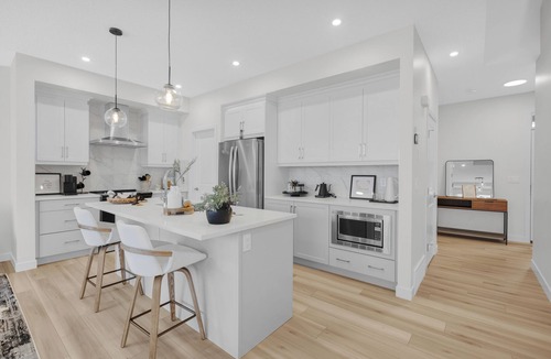 West Edmonton House | Cozy Luxury Family Home | King Bed |Garage | AC | Clean | Sleeps 7 | Near WEM
