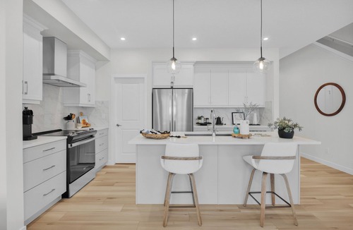West Edmonton House | Cozy Luxury Family Home | King Bed |Garage | AC | Clean | Sleeps 7 | Near WEM