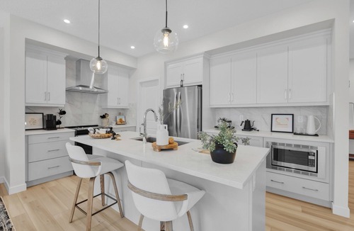 West Edmonton House | Cozy Luxury Family Home | King Bed |Garage | AC | Clean | Sleeps 7 | Near WEM
