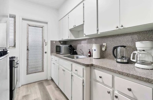 West Avenue Condo | Cozy Miami Beach Studio with 2 Queens + Work Space